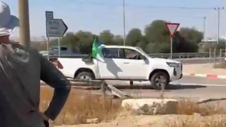 טנדר לבן בצילומי העונה החמישית של "פאודה" טנדר לבן בצילומי העונה החמישית של "פאודה"