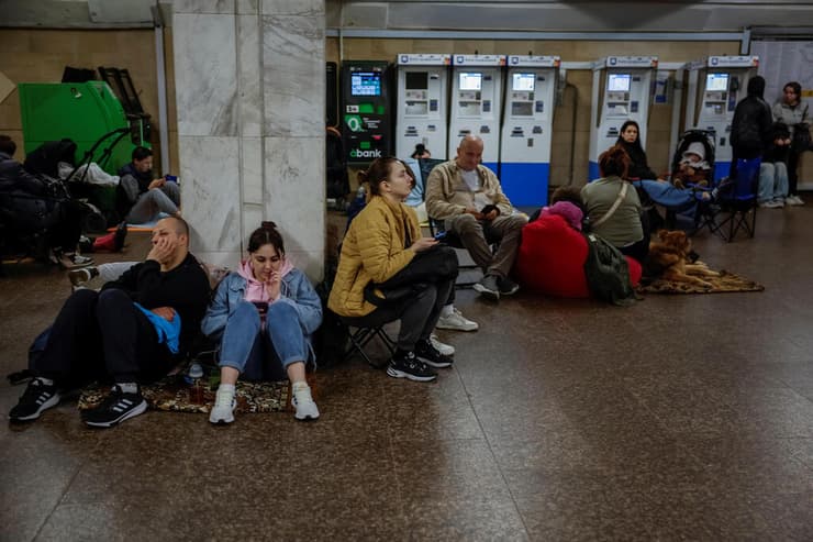 אוקראינים מוצאים מחסה ב מטרו של קייב במהלך מתקפה של רוסיה על אוקראינה