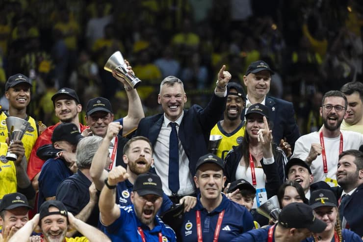 הרביעי שזוכה ביורוליג כמאמן וכשחקן. שאראס חוגג (צילום: Tolga Adanali/Euroleague Basketball via Getty Images) מאמן פנרבחצ'ה שרונאס יאסיקביצ'יוס שאראס חוגג זכייה ביורוליג