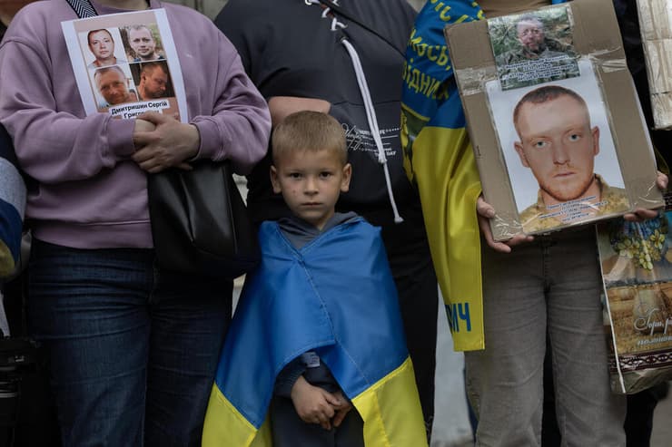 בני משפחות של חיילים שבויים מ אוקראינה מחכים להם ב צ'רניהיב במהלך יישום עסקת שבויים עם רוסיה 24 במאי