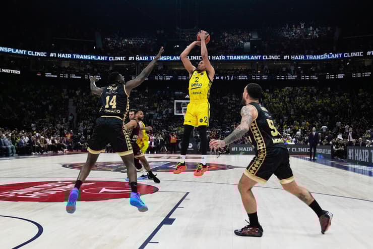 נקם במונאקו וזכה בגביע ראשון בקריירה. ווייד בולדווין (AP Photo/Altaf Qadri) שחקן פנרבחצ'ה ווייד בולדווין