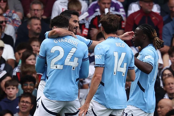 שחקני מנצ'סטר סיטי חוגגים עם אילקאי גונדואן (Anne-Christine POUJOULAT / AFP) שחקני מנצ'סטר סיטי חוגגים עם אילקאי גונדואן