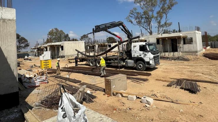 עבודות השיקום בקיבוץ נירים (צילום: מנהלת תקומה ) עבודות שיקום בקיבוץ נירים