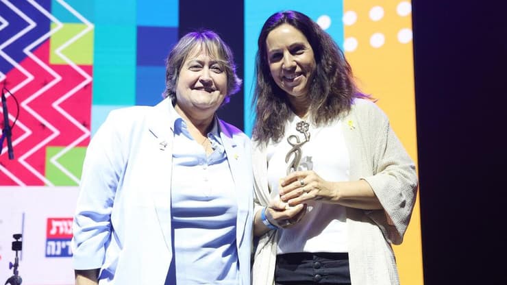 המורה הזוכה רחלי כהן לצד יפה בן-דויד, מנכ"לית הסתדרות המורים
