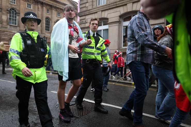 רכב דורס אוהדים שחגגו את ניצחון ליברפול בליגה האנגלית