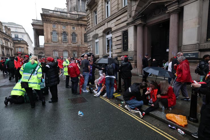 "זה היה נורא. אפשר היה לשמוע את המכות כשדרס אנשים" (צילום: Getty Images) רכב דורס אוהדים שחגגו את ניצחון ליברפול בליגה האנגלית