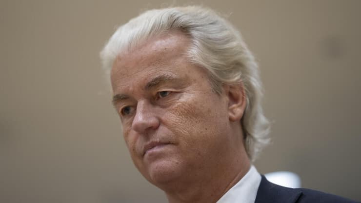 חירט וילדרס. התומך המושבע של ישראל - שהודיע על פרישה (צילום: AP Photo/Peter Dejong, File) חירט וילדרס מנהיג הימין הניצי ב הולנד במסיבת עיתונאים שבה חשף תוכנית נגד הגירה