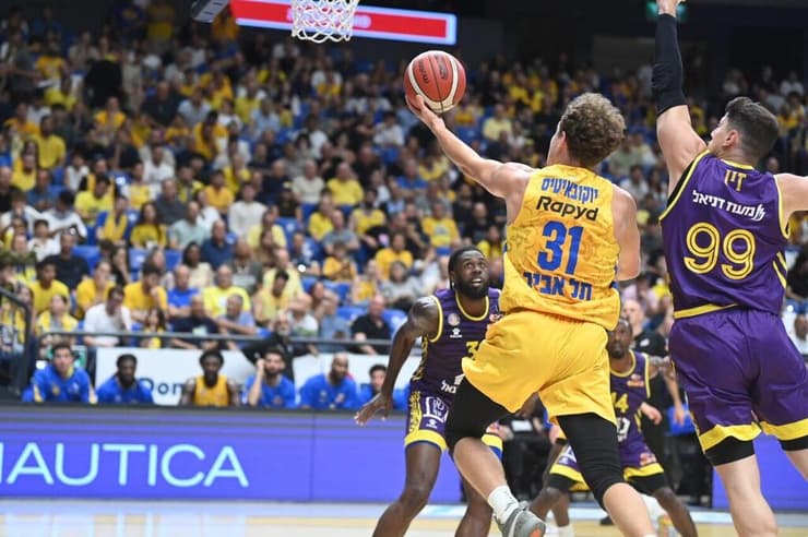 זיו מנסה לשמור על יוקובאיטיס (צילום: יאיר שגיא) מכבי ת"א הפועל חולון