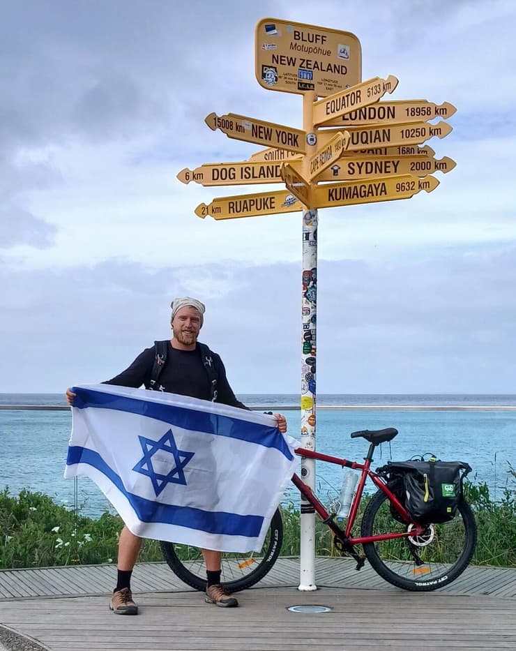 מסיים את המסע בגאווה עם דגל ישראל בניו זילנד