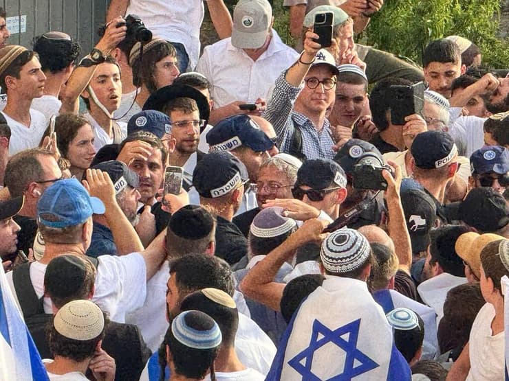 ח"כ קריב: "היו לפחות 3 אירועי אלימות קשה" (צילום: לירן תמרי ) איתמר בן גביר מגיע לשער שכם
