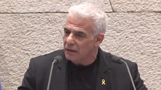 לפיד רומז: "ישראל מממנת את הסיוע לעזה באמצעות חברות קש - והממשלה מסתירה זאת"