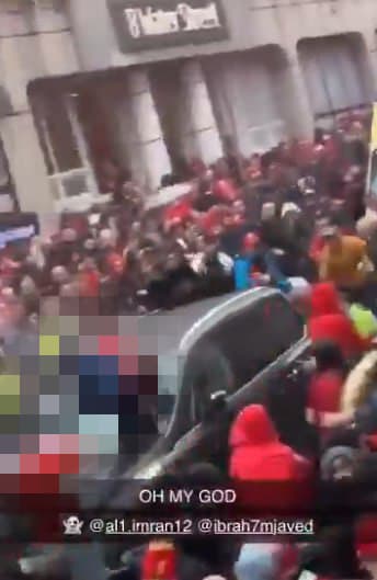 תיעוד: רכב דורס אוהדים בליברפול בזמן חגיגות אליפות הליגה האנגלית