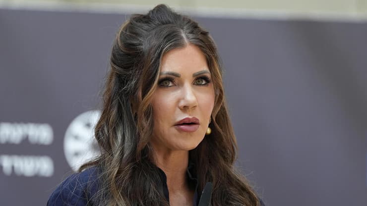 פוטרה על רקע ניהול כושל של רשויות ההגירה במדינה. קריסטי נואם (צילום: AP Photo/Alex Brandon, Pool) שר החוץ גדעון סער עם קריסטי נואם במשרד החוץ בירושלים