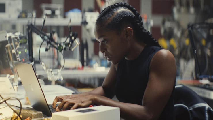 מתוך "איירון הארט" (צילום: באדיבות דיסני+) מתוך "איירון הארט"