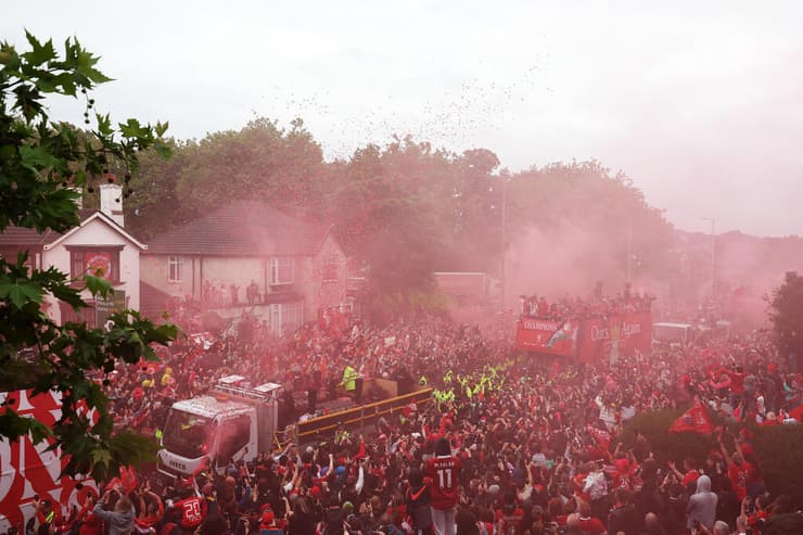 רוקדים ברחובות