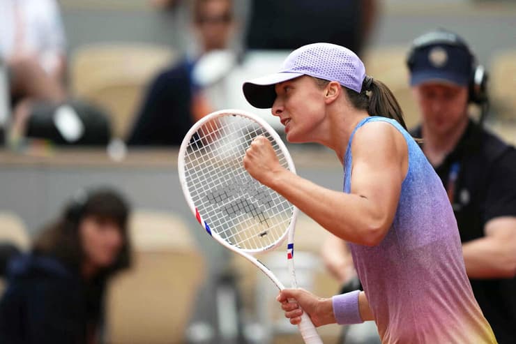 סימנה 'וי'. שוויונטק (צילום: Dimitar DILKOFF / AFP) איגה שוויונטק