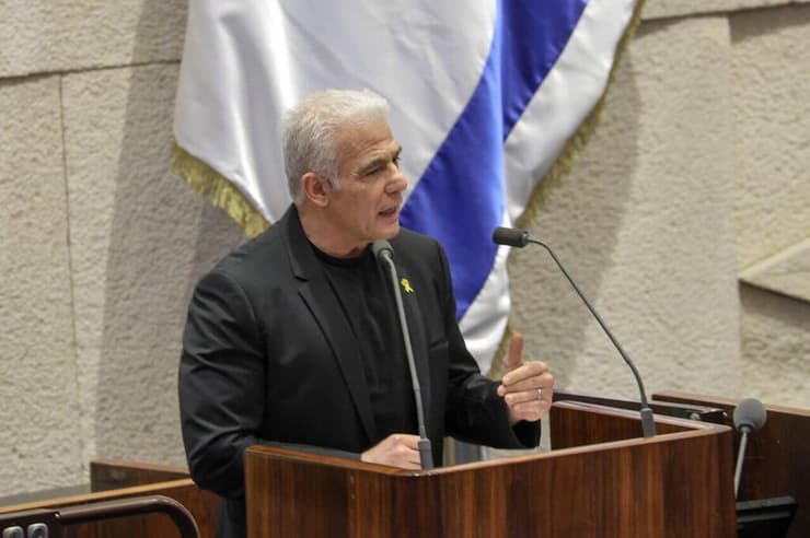 לפיד רומז: "ישראל מממנת את הסיוע לעזה באמצעות חברות קש - והממשלה מסתירה זאת"