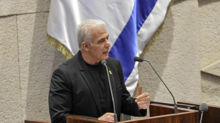 לפיד רומז: "ישראל מממנת את הסיוע לעזה באמצעות חברות קש - והממשלה מסתירה זאת"