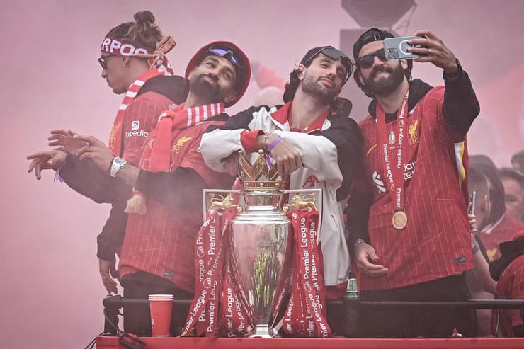 אליסון, סובוסלאי, סלאח וצימיקאס עושים סלפי עם הגביע