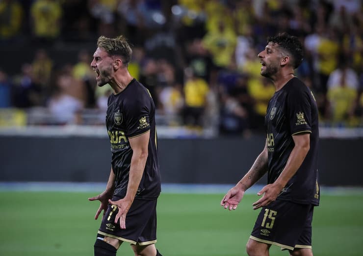 במקום להיות בכושר שיא הפכו לתפאורה. מיכה ואצילי במשחק האליפות של מכבי ת"א בבלומפילד (צילום: עוז מועלם ) דור מיכה עומר אצילי