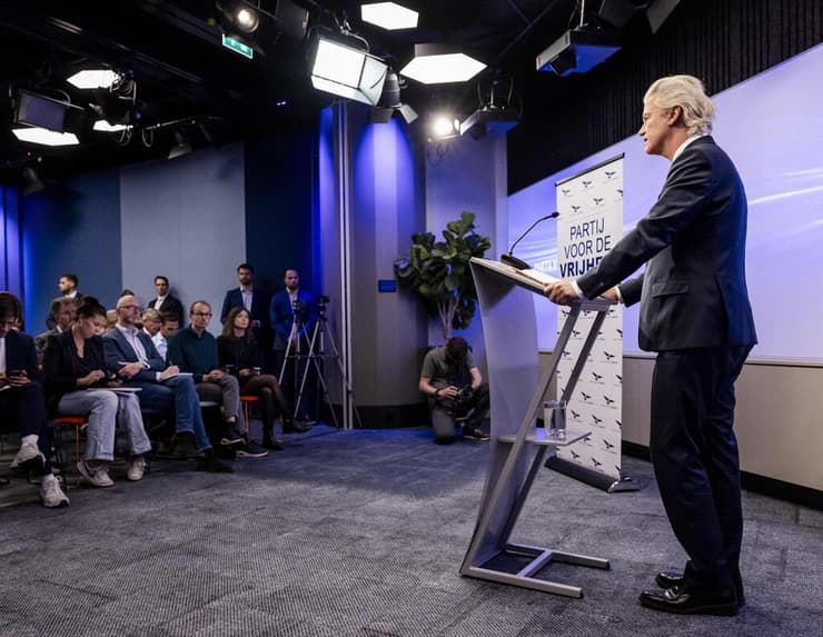 חירט וילדרס מנהיג הימין הניצי ב הולנד במסיבת עיתונאים שבה חשף תוכנית נגד הגירה