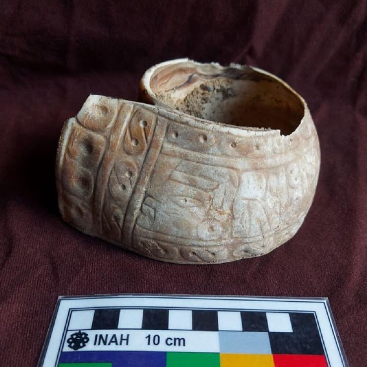 צמיד שהתגלה במערת טלאיוקוק שבמקסיקו