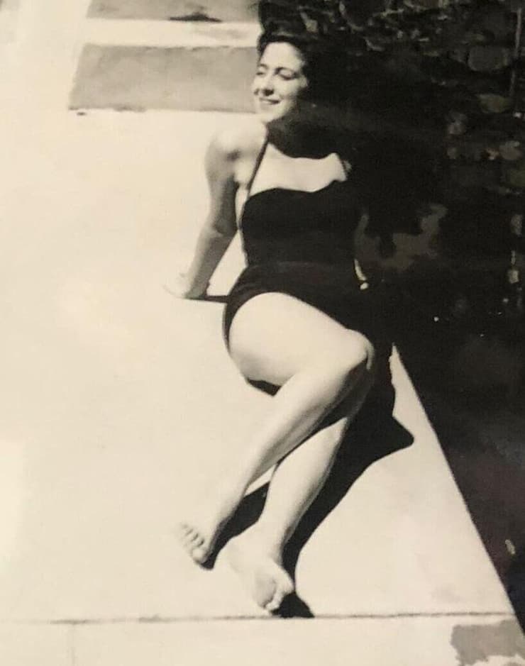 גאולה שמואלי תופסת שמש ברחובות ירושלים. כיום, לא הייתה יכולה לעשות זאת בשכונה הקרויה על שמה (צילום: באדיבות המשפחה) גאולה שמואלי תופסת שמש בשכונת גאולה