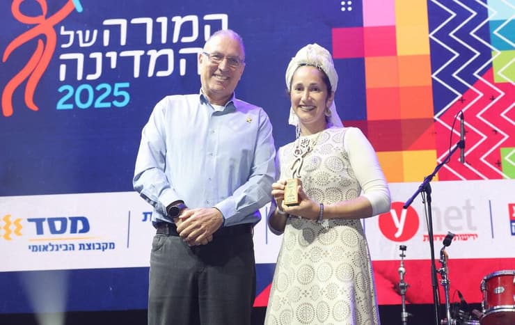 המורה הזוכה ידידה פורת לצד גבי טייטל, מנכ"ל בנק מסד