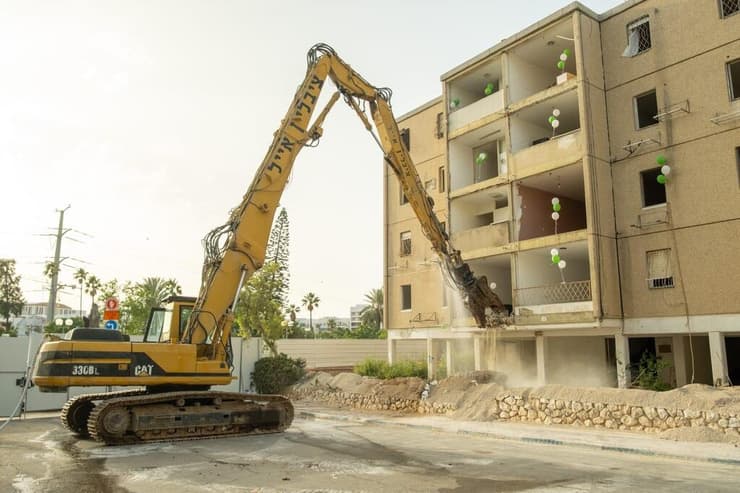 פינוי בינוי. הריסת המבנים הישנים ברחוב בן גוריון בגבעת שמואל (צילום: ולדימיר ביחובסקי) פינוי בינוי. הריסת המבנים הישנים ברחוב בן גוריון בגבעת שמואל