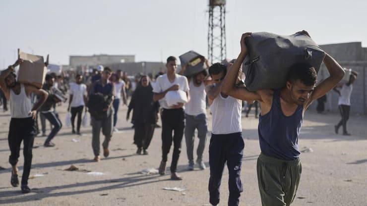 עזתים הולכים לקבל חבילות סיוע המוניטרי ברפיח