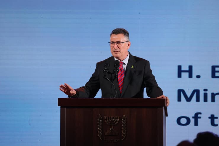 סער בכנס (צילום: עמית שאבי ) שר החוץ גדעון סער נואם בכנס IHRA