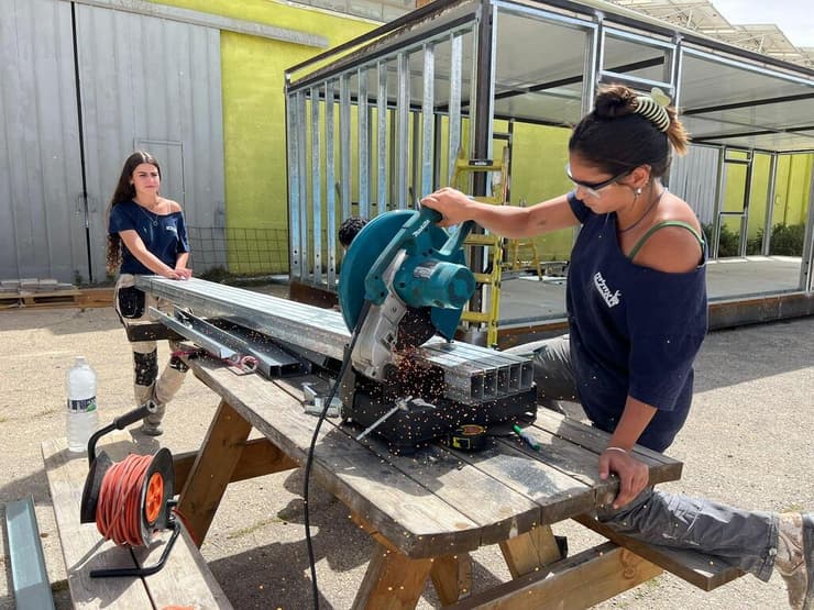 מדריכות מעמותת "איילים" משפצות את כפר הצעירים החדש בערד   