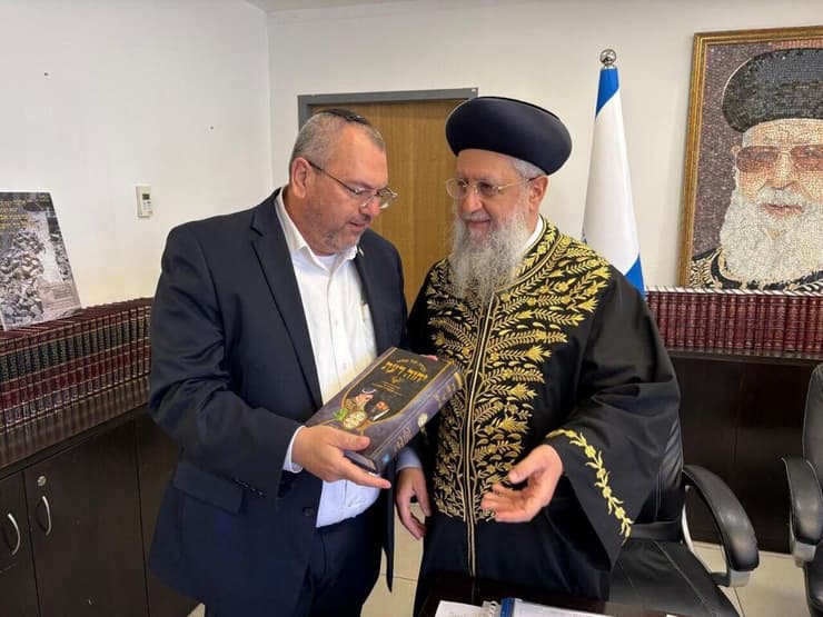יהודה כהן, המועמד לנציב שירות המדינה, עם הרב הראשי