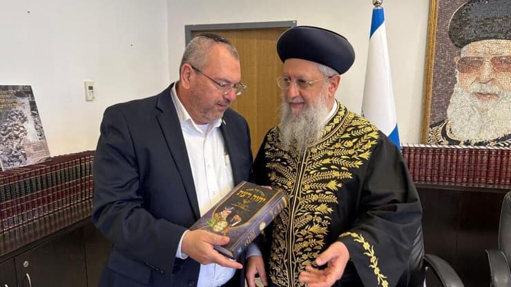 יהודה כהן, המועמד לנציב שירות המדינה, עם הרב הראשי