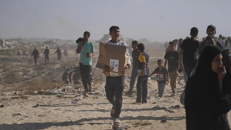 עזתים הולכים לקבל חבילות סיוע המוניטרי ברפיח