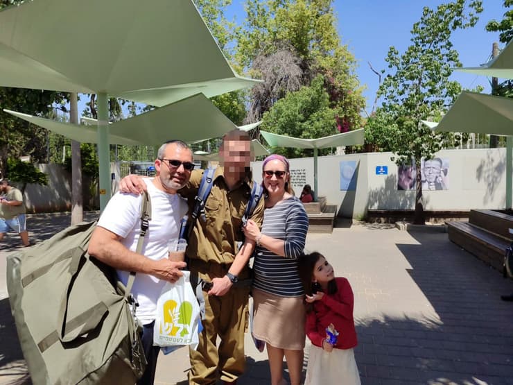 "צריך שיותר בני ישיבות יצטרפו". מירי מזרחי עם בעלה ובנה בלשכת הגיוס