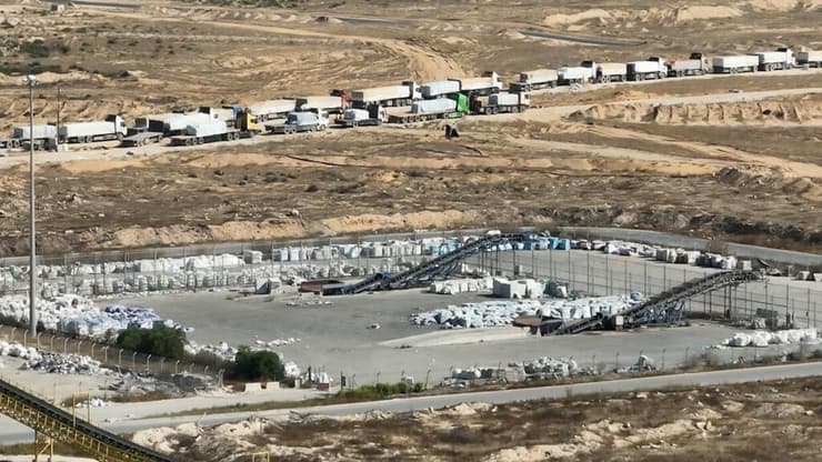 יותר מ-400 משאיות סיוע הומניטרי הממתינות לאיסוף והפצה בצד העזתי של מעבר כרם שלום
