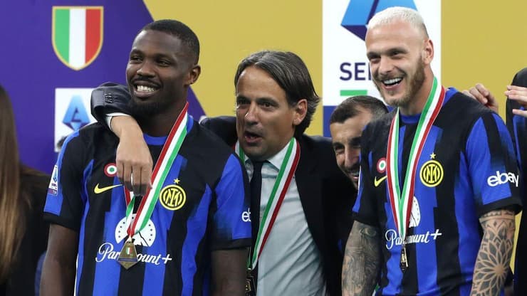 "אדם יוצא דופן". אינזאגי חוגג את האליפות עם דימארקו (מימין) ותוראם, בעונה שעברה (צילום: Marco Luzzani/Getty Images) אינזאגי חוגג את האליפות עם דימארקו (מימין) ותוראם, בעונה שעברה