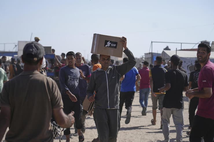 עזתים הולכים לקבל חבילות סיוע המוניטרי ברפיח