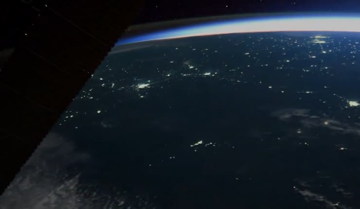 מראה עוצר נשימה מהחלל