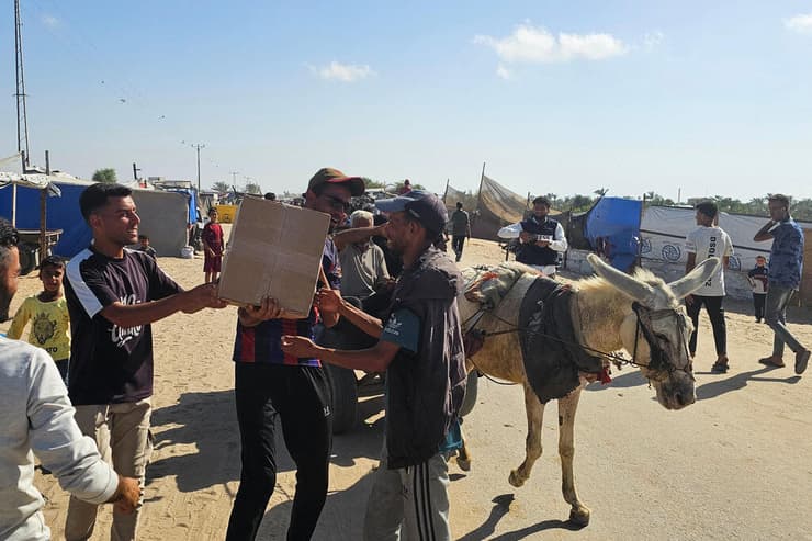 עזתים הולכים לקבל חבילות סיוע המוניטרי ברפיח