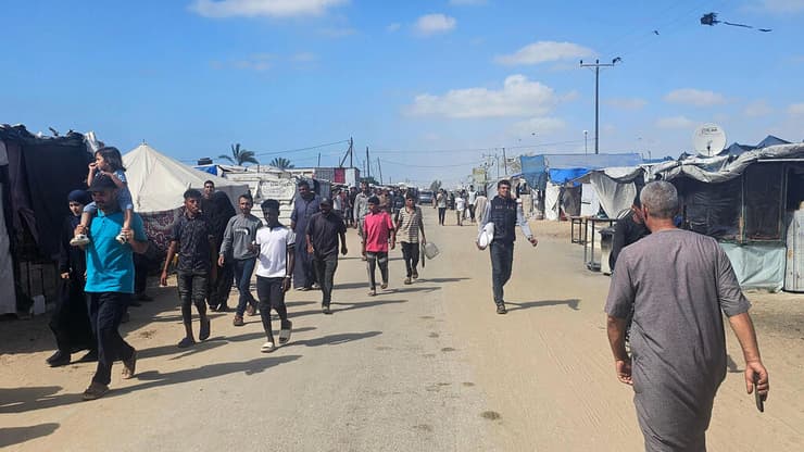 עזתים הולכים לקבל חבילות סיוע המוניטרי ברפיח