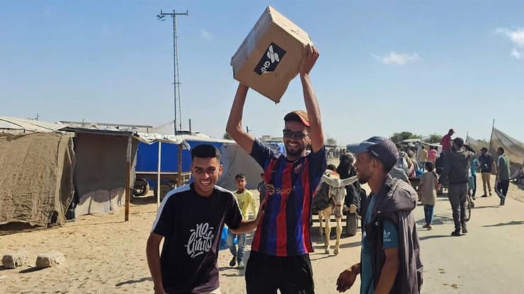 עזתים הולכים לקבל חבילות סיוע המוניטרי ברפיח