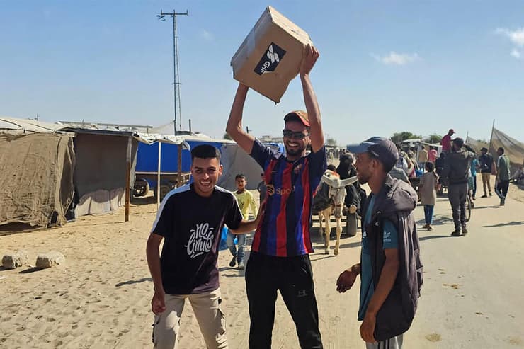 עזתים הולכים לקבל חבילות סיוע המוניטרי ברפיח