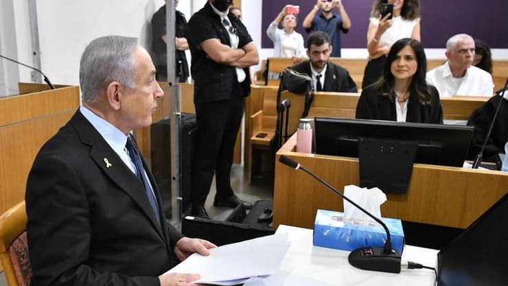 רה"מ בנימין נתניהו נכנס לאולם הדיונים על מנת לתת את עדותו בתיקי אלפים