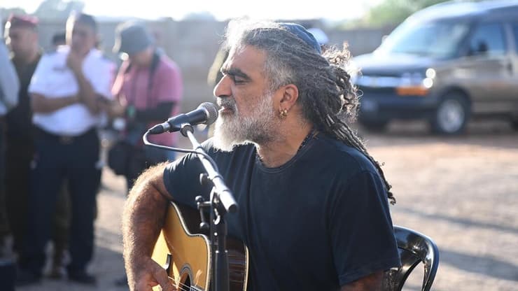 מוש בן ארי שר בהלווייתו של אופיר ליבשטיין ז"ל (צילום: יאיר שגיא) מוש בן ארי שר בהלווייתו של אופיר ליבשטיין ז"ל, בזמן המלחמה