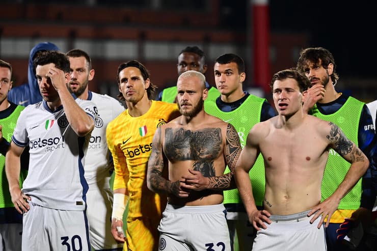 העייפות הכניעה אותם בליגה ובגביע. שחקני אינטר מודים לאוהדים בתום המחזור האחרון (צילום: PIERO CRUCIATTI / AFP) שחקני אינטר מודים לאוהדים בתום המחזור האחרון