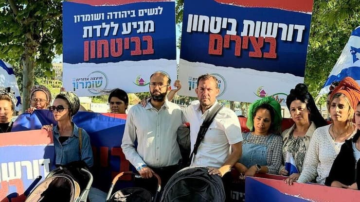חננאל גז שאשתו צאלה נרצחה בפיגוע, בהפגנה בירושלים