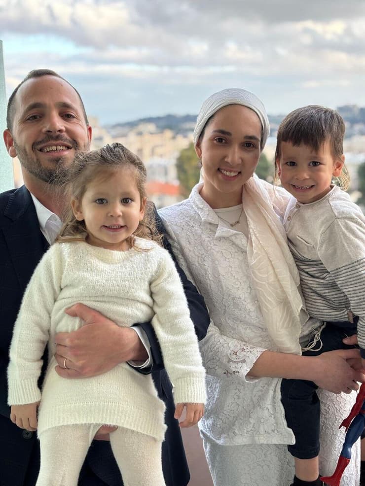 "בין החברים הוא היחיד שבמילואים". נטלי כהן עם בעלה אברהם נחמן וילדיהם