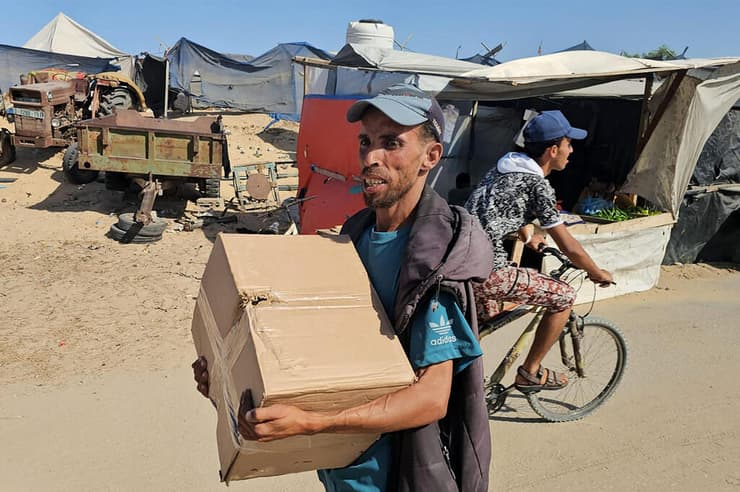 עזתים הולכים לקבל חבילות סיוע המוניטרי ברפיח